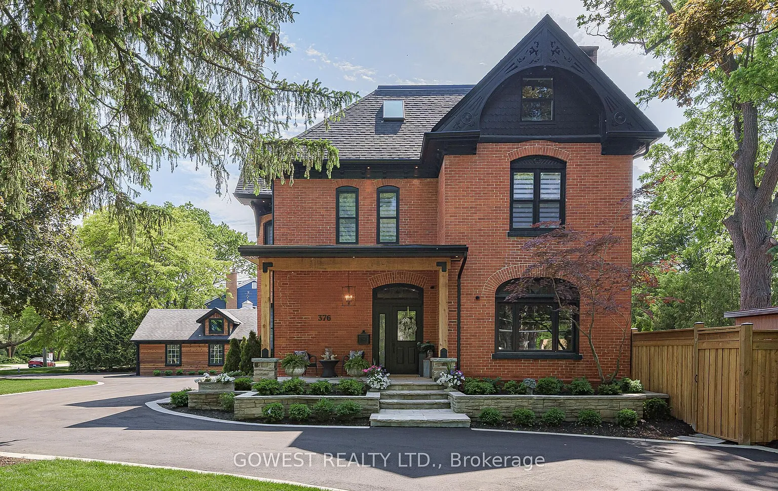 376 Chartwell Rd photo 1