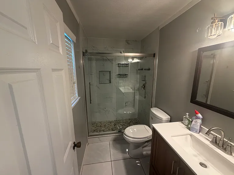 2342 La Salle Ave — Photo 3