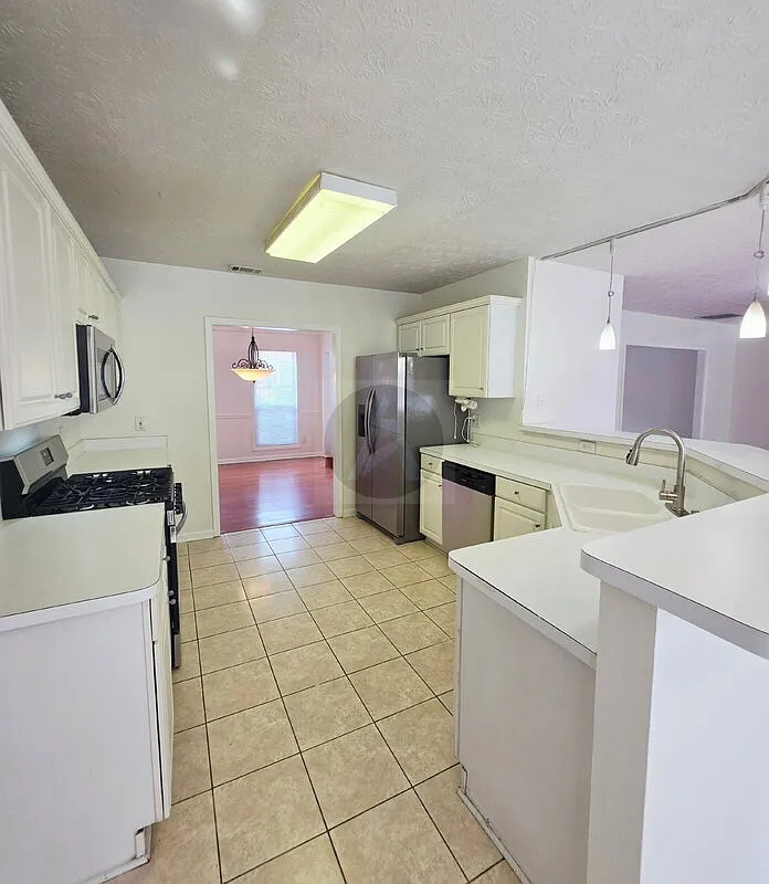 4 bed, 2.5 bath, 2796 sqft, $2,750 — Photo 2