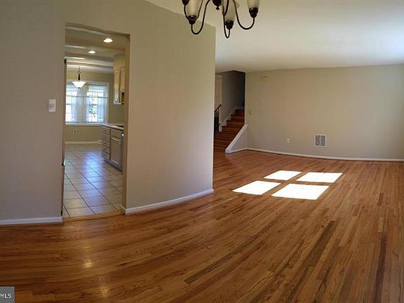 4th image of 10509 Oak Pl