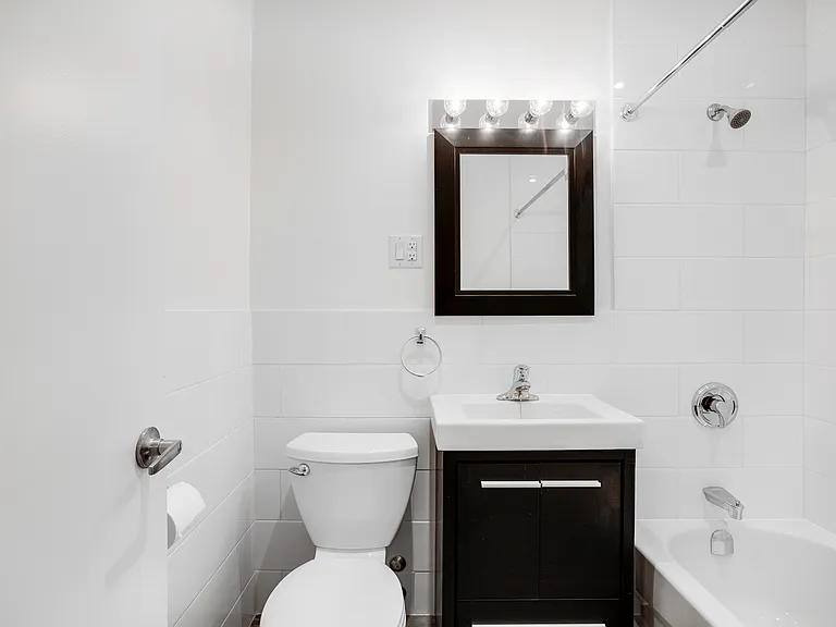 345 Lonsdale Rd #103 — Photo 5