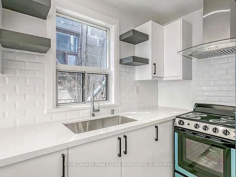 237 Lakeshore Rd E — Photo 6