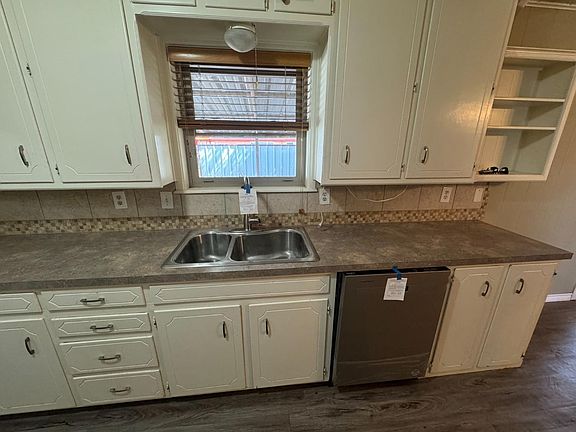 4th image of 1110 S Pecos St