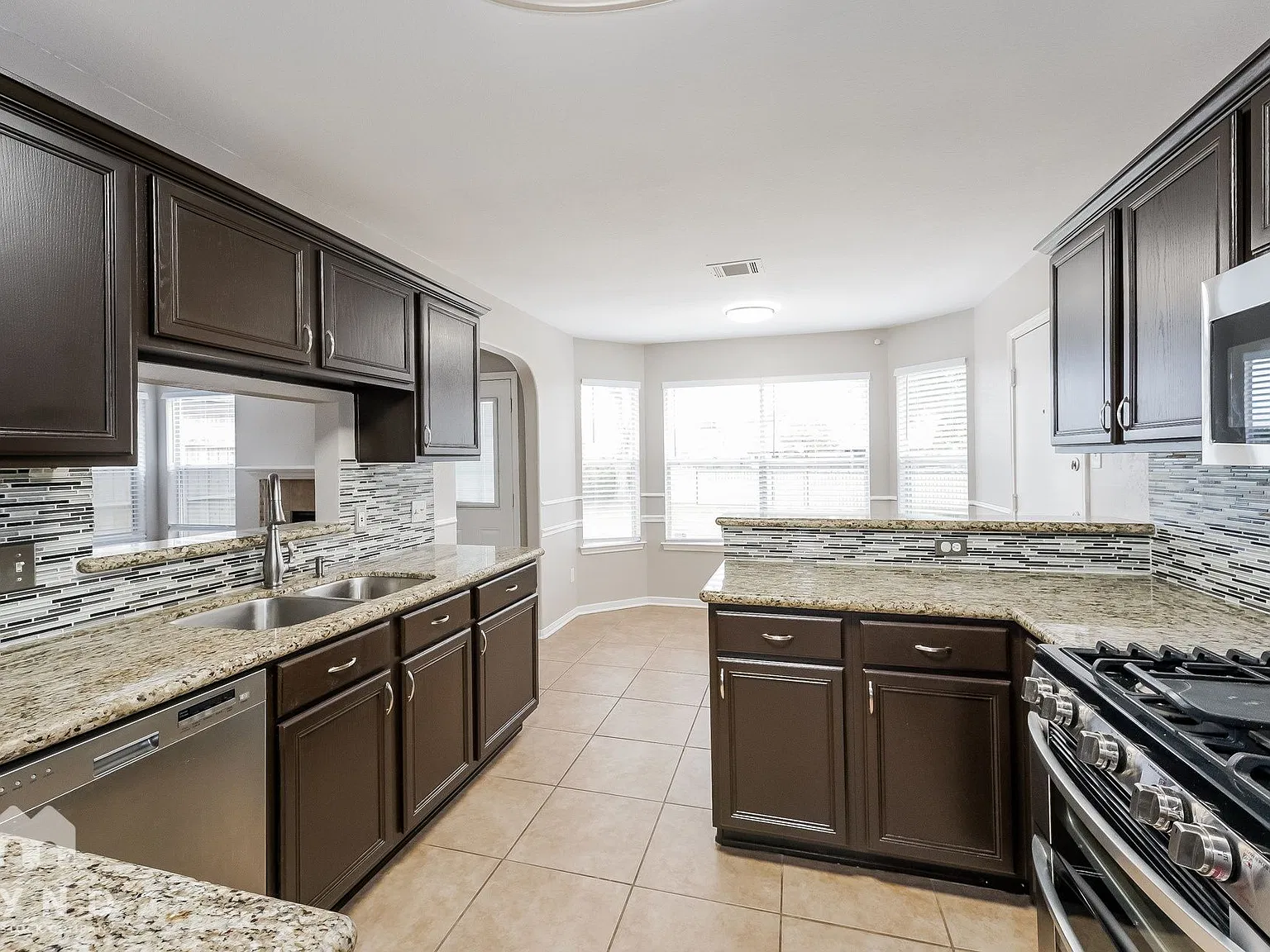3 bed, 2.5 bath, 1858 sqft, $2,295 — Photo 3