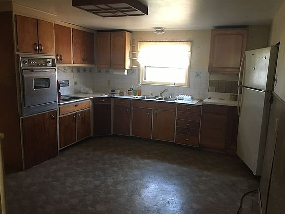3rd image of 833 Hudson Ave