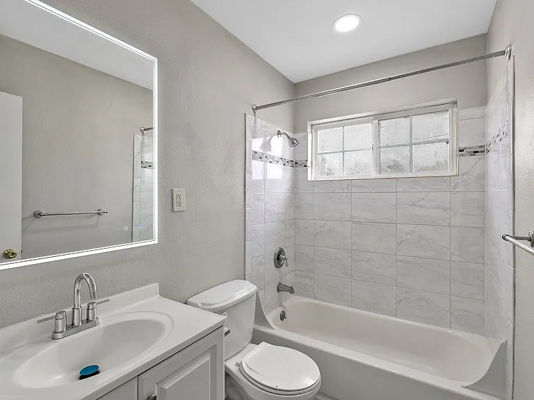 1315 W 19th St — Photo 5