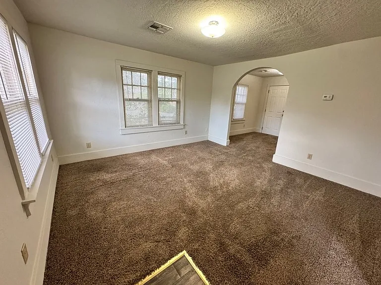 1607 S Jenkins Ave — Photo 2