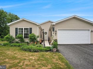 8 Egret Ct, Bechtelsville, PA 19505
