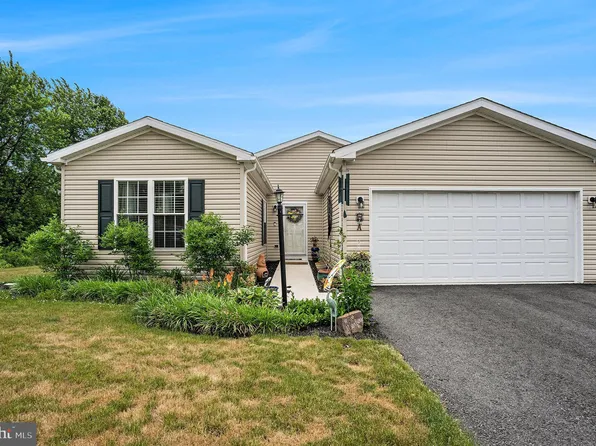 8 Egret Ct, Bechtelsville, PA 19505