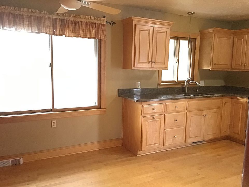 Maple cabinets granite coun.