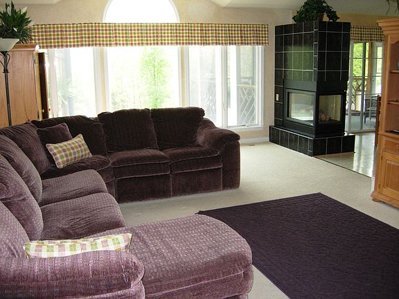 great room w/ 3-sided gas fireplace