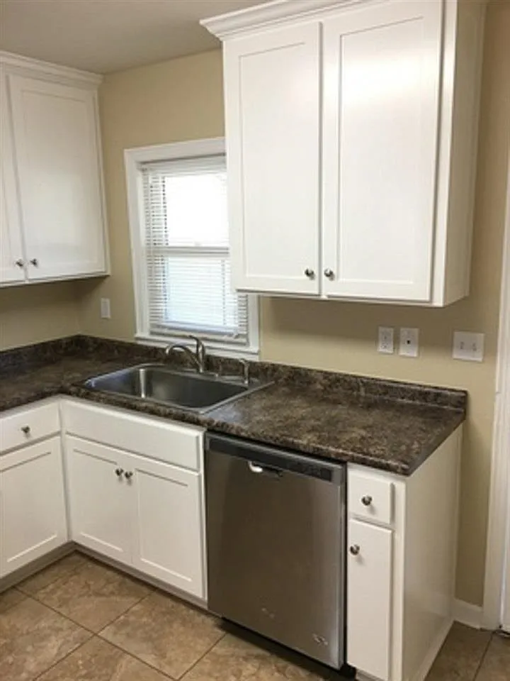 3 bed, 728 sqft, $1,375 — Photo 4