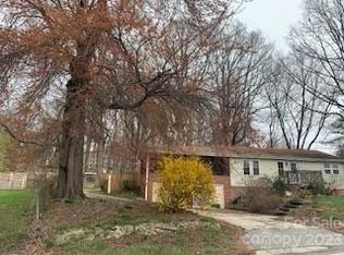 1916 Old Spartanburg Rd, Hendersonville, NC 28792