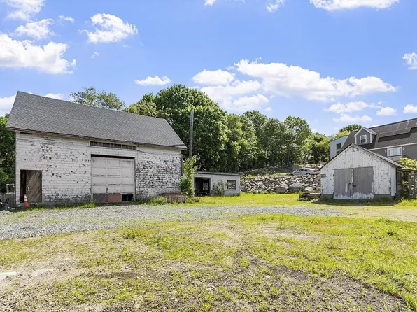 2 Deacon Farm Ln, Gloucester, MA 01930