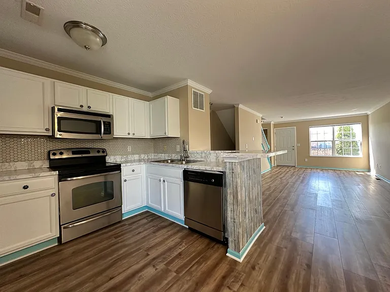 1020 Hartford Village Blvd — Photo 4