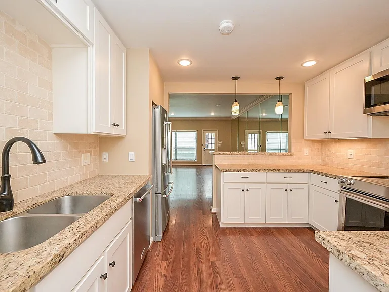 573 N Post Oak Ln — Photo 17