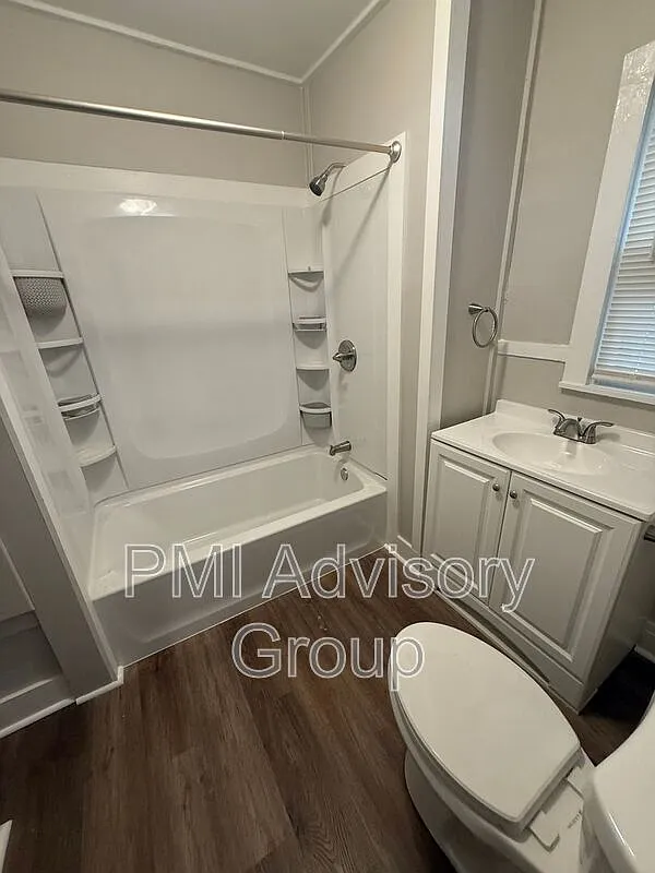 2 bed, 1.0 bath, 838 sqft, $1,100 — Photo 2