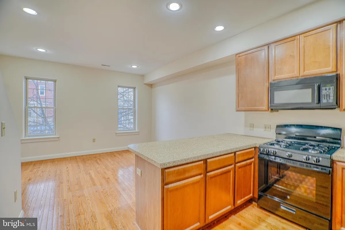 Building Photo - 2542 W Girard Ave #2