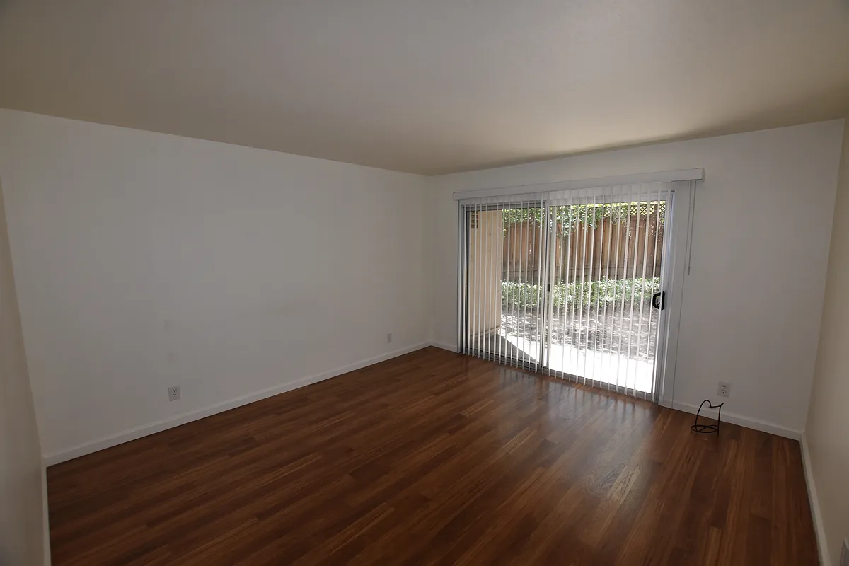 Building Photo - 675 Sharon Park Dr #147