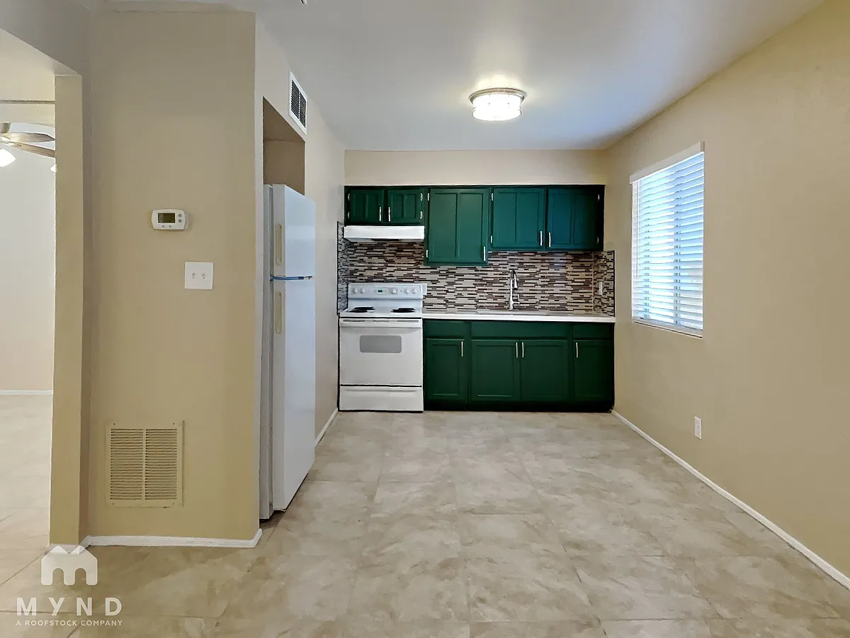Building Photo - 1702 E Cambridge Ave #2