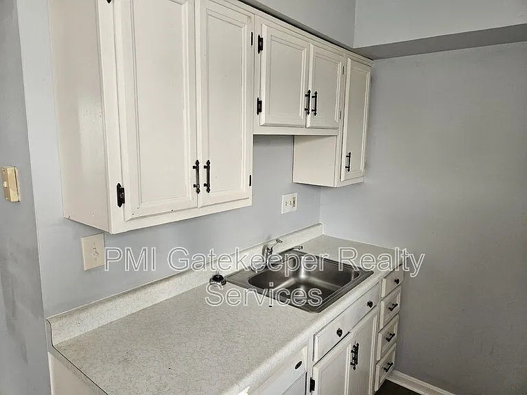 1735 Mills Ave — Photo 4