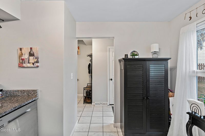 5th image of 174 Williamsburg Court