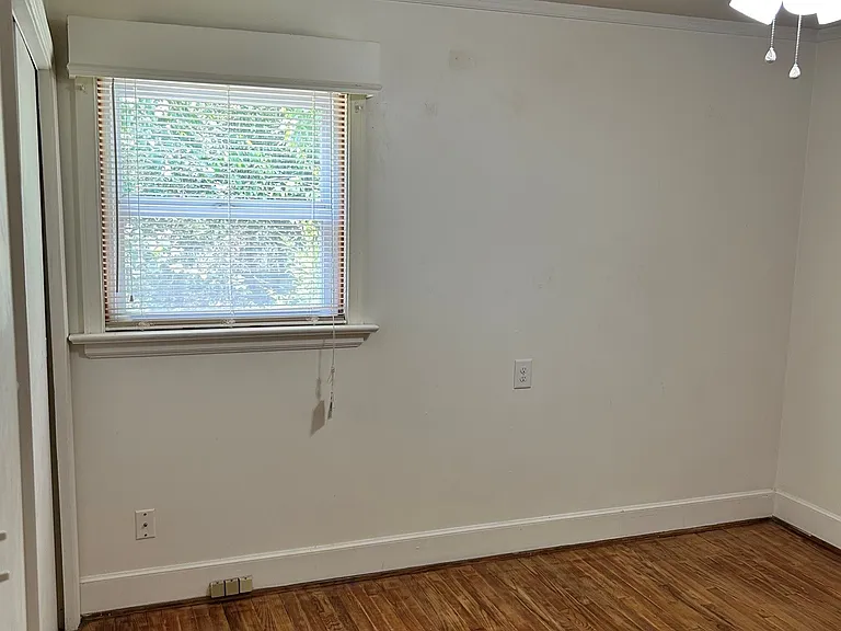 Master bedroom has 2 windows