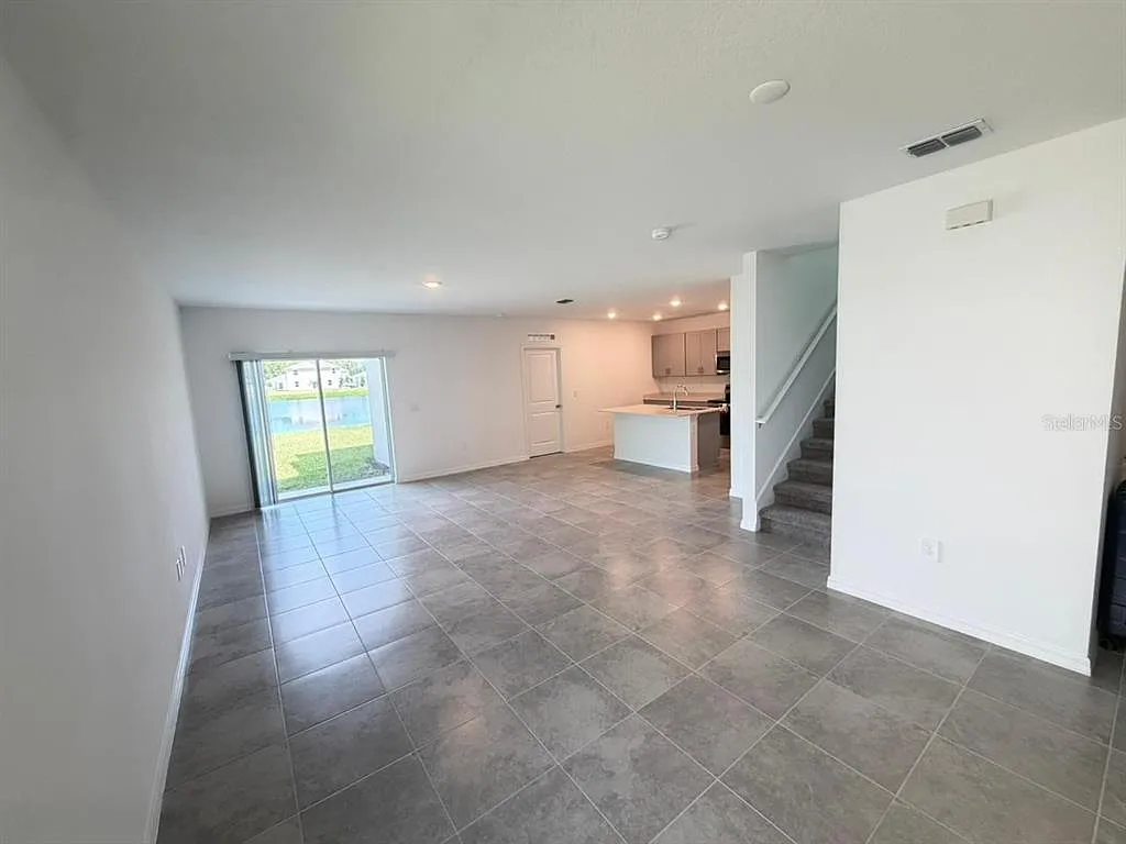 5 bed, 3.5 bath, 2471 sqft, $2,800 — Photo 2