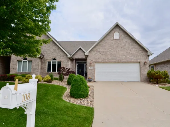 108 Hawthorne Lake Dr, Bloomington, IL 61704