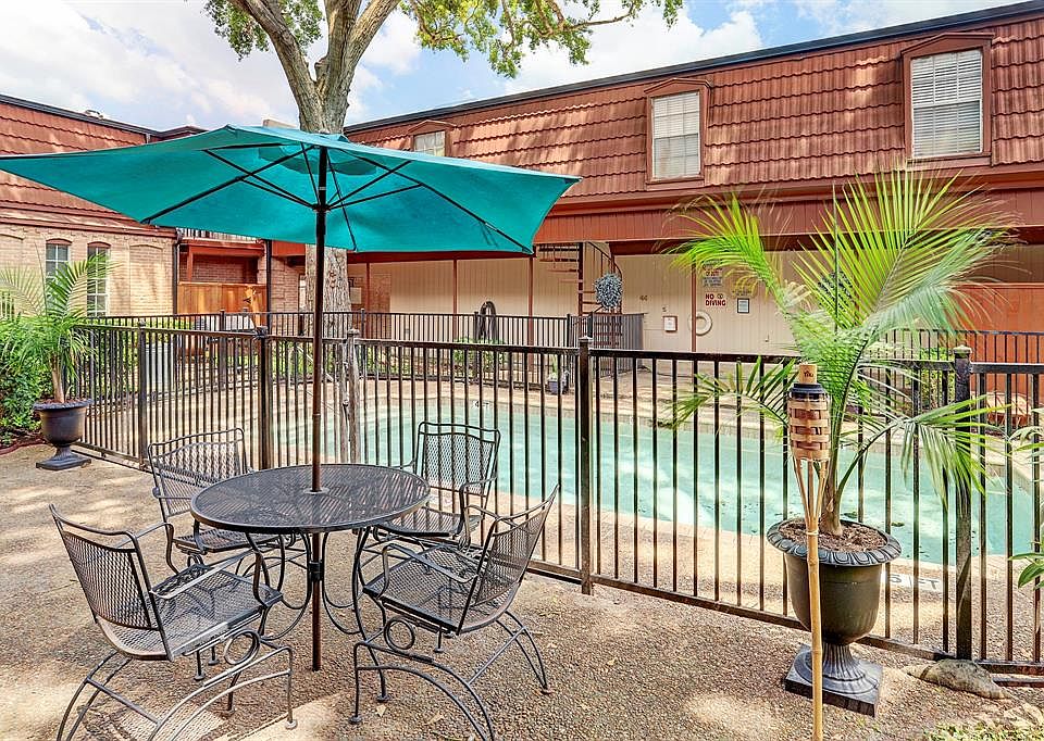 ENJOY THIS SPARKLING GATED POOL DURING HOUSTON'S HOT WEATHER!