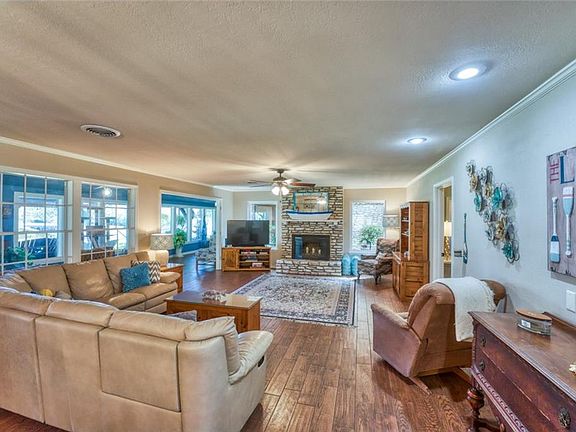 5th image of 204 E Heron Dr
