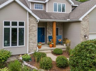 2936 Maple Run Dr, Madison, WI 53719