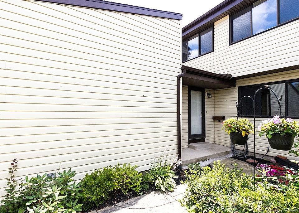 1st image of 752 Forest Edge Dr