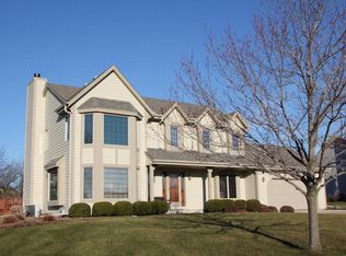 5585 S Balboa Dr, New Berlin, WI 53151