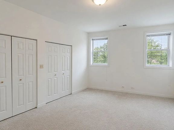 3rd image of 3504 N Sheffield Ave APT Gdn