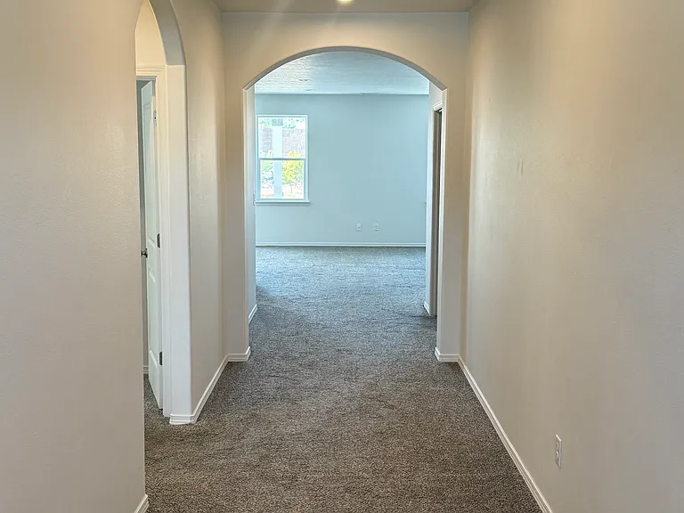 815 N Hooper Dr — Photo 2