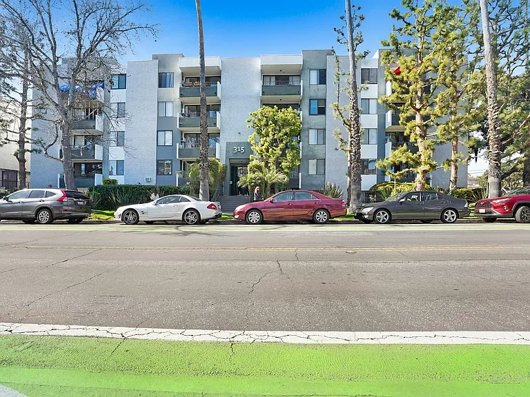 Montana Avenue — Photo 127