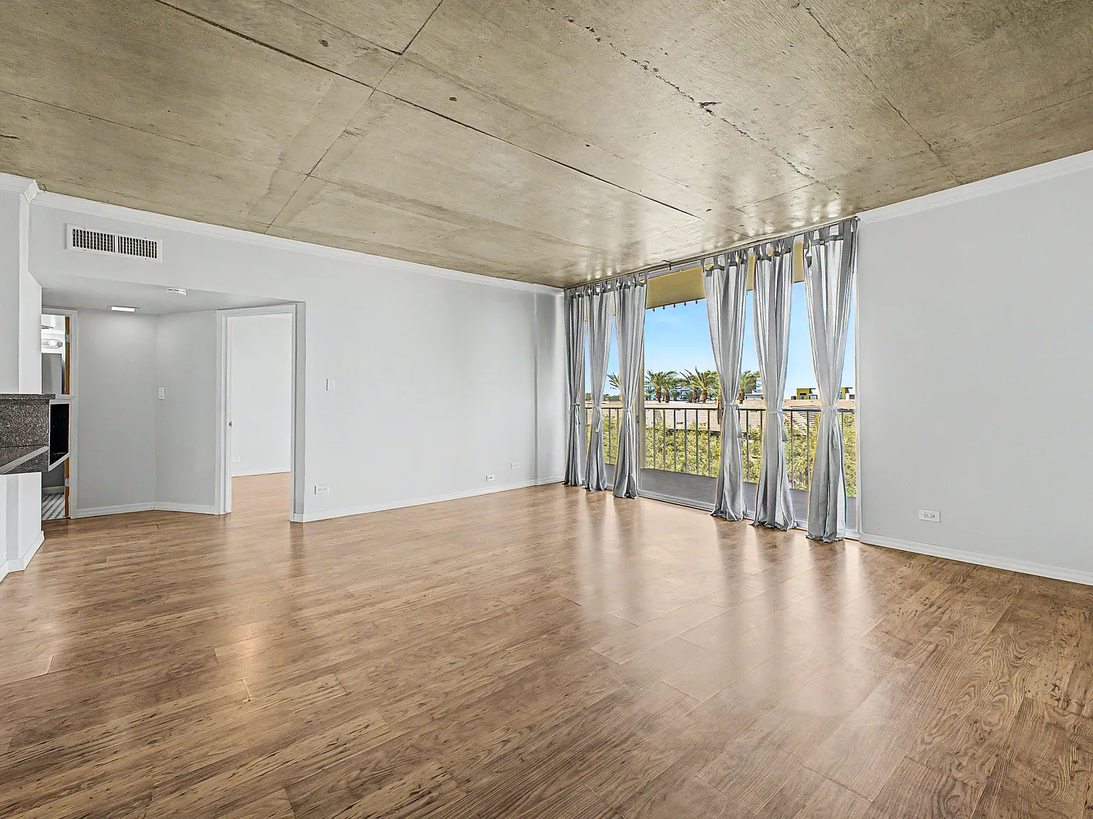 207 W Clarendon Ave — Photo 1