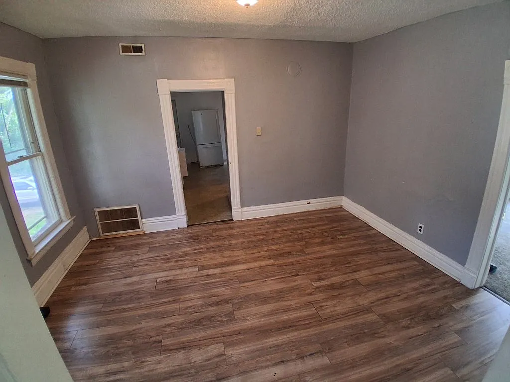 2 bed, 950 sqft, $1,300 — Photo 2