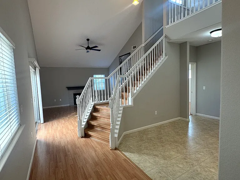 1318 Robinson Ln — Photo 3