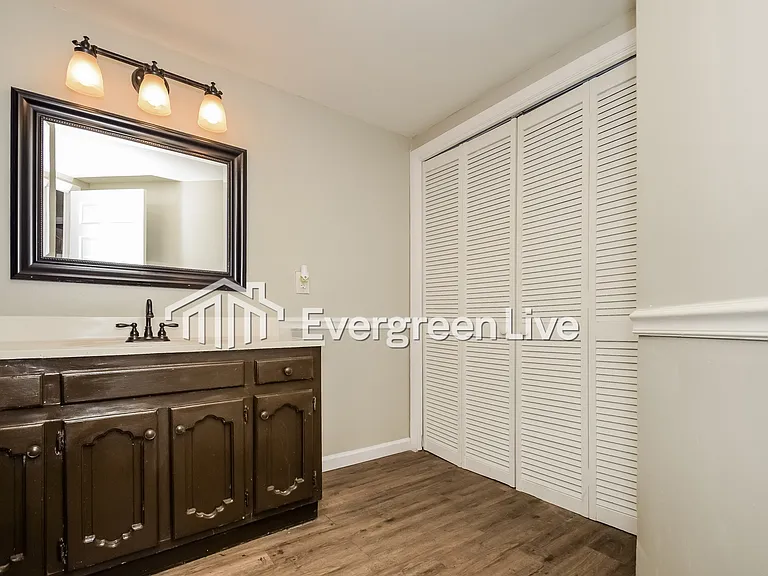 237 Russet Woods Dr — Photo 13