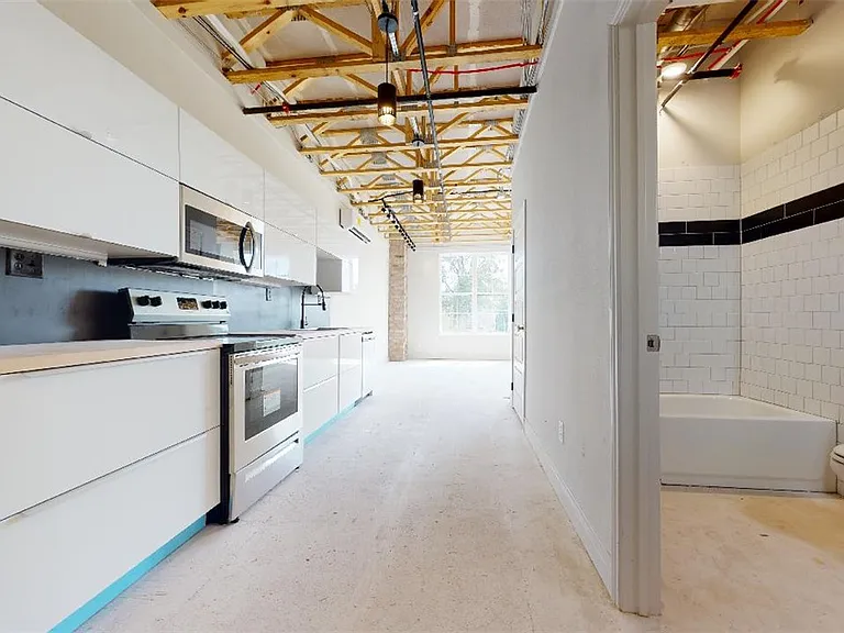 305 W 27th St #225 — Photo 15