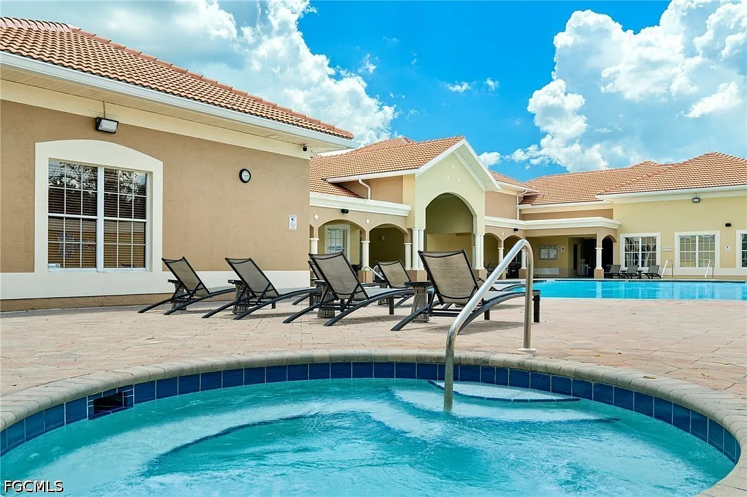 2 bed, 1.0 bath, 918 sqft, $2,400 — Photo 1