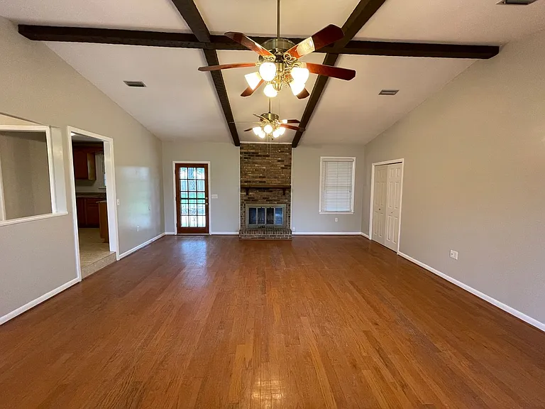 105 Kingston Dr — Photo 1