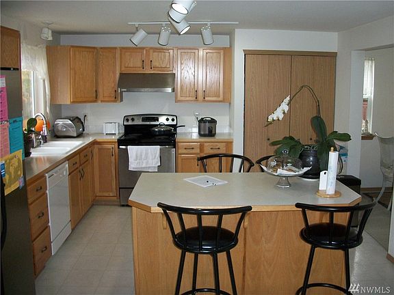 2nd image of 1128 Milbanke Dr SE