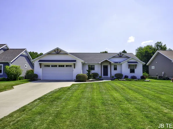 351 Parkside Ln, Douglas, MI 49406