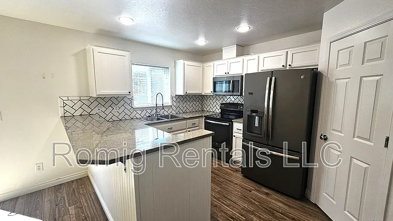 3 bed, 2.5 bath, 2038 sqft, $2,395 — Photo 3