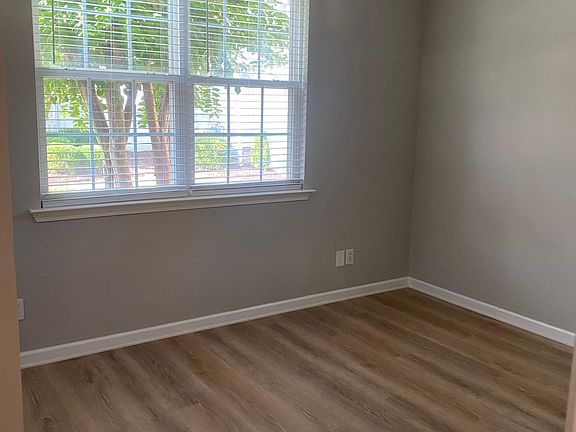 5th image of 660 W Oaks Dr