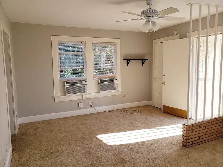 402 N Augusta St — Photo 2
