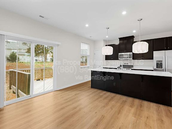 5th image of 2620 Grantham Place Dr